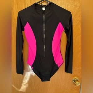 Sz S women’s front zip athletic swimsuit. Black and Pink new without tags.